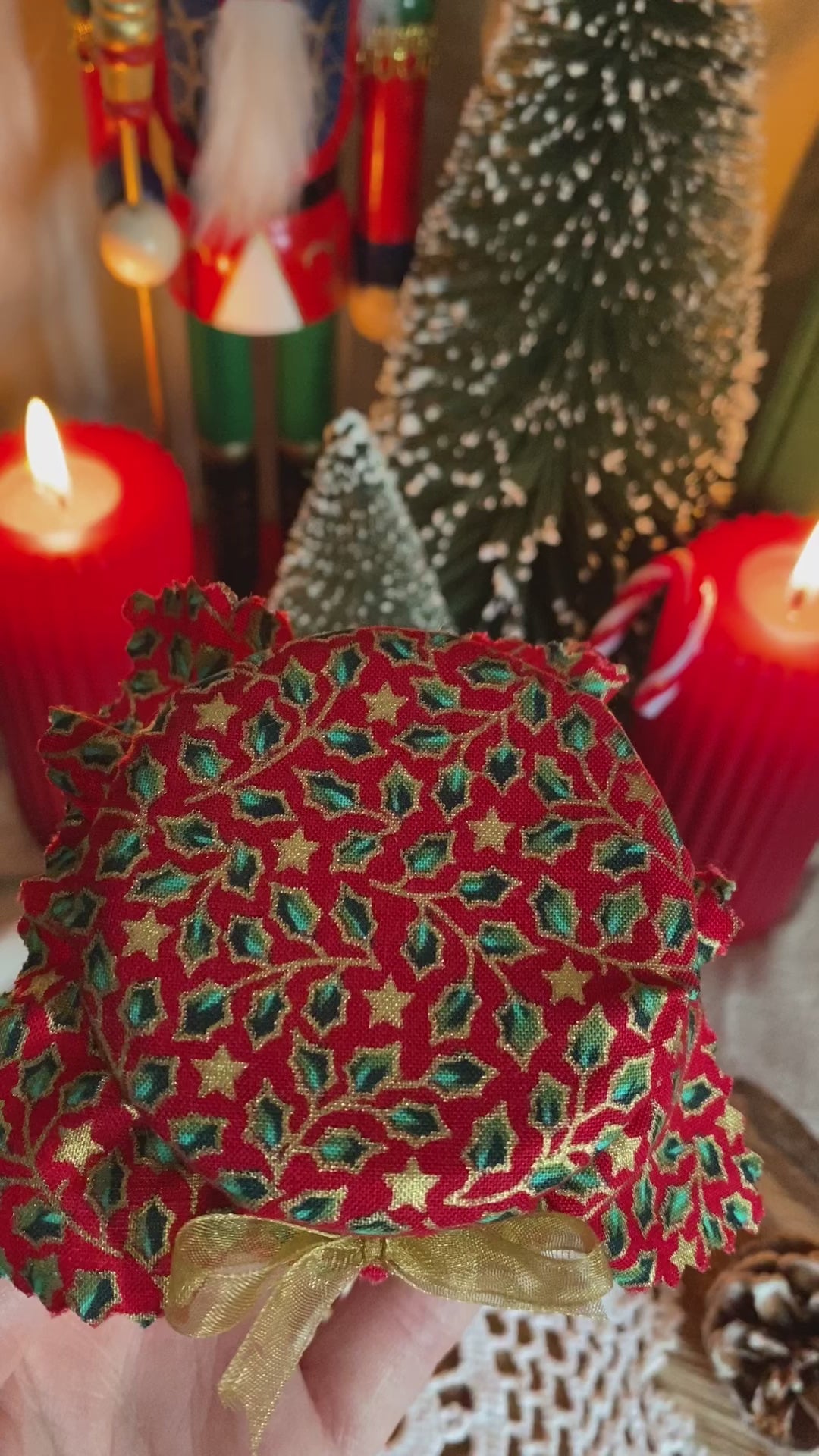 Lot De 2 Bougies Parfumées Noël LINNEA - Senteur Sapin, 12h De Combustion, Avec Pompons Et Couvercle Bois - 5